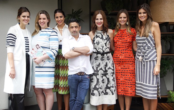As irmãs Carolina (1ª à esq.), Amanda (saia verde e marrom), Fernanda e Mariana Cassou (ambas à dir.), do e-commerce de moda Gallerist, receberam a editora de beleza da revista Vogue, Vic Ceridono (de vestido branco com estampa) para o lançamento do livro Dia de Beauté, ontem, no Hotel Nomaa. Com elas na foto, a jornalista Ana Paula Contin Menegaro (com o livro na mão) e o cabeleireiro Auro Ottoni | 