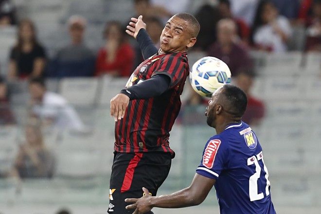 Em um segundo tempo ruim dos donos da casa, o Atlético pouco produziu no ataque. A feição de Walter, em lance com o zagueiro Manoel, simboliza a dificuldade do Rubro-Negro em se recuperar no campeonato. São oito jogos sem vitória, o maior jejum entre os 20 participantes da Série A. | Albari Rosa/Gazeta do Povo