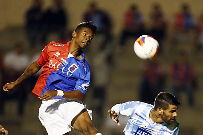 Cabeçada do atacante Henrique durante o duelo com o Macaé. | Foto: Albari Rosa/Gazeta do Povo