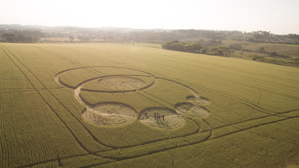 Imagem aérea mostra o tamanho do conjunto de desenhos que teriam, segundo os ufólogos, sido feitos por extraterrestres | Divulgação/Revista UFO