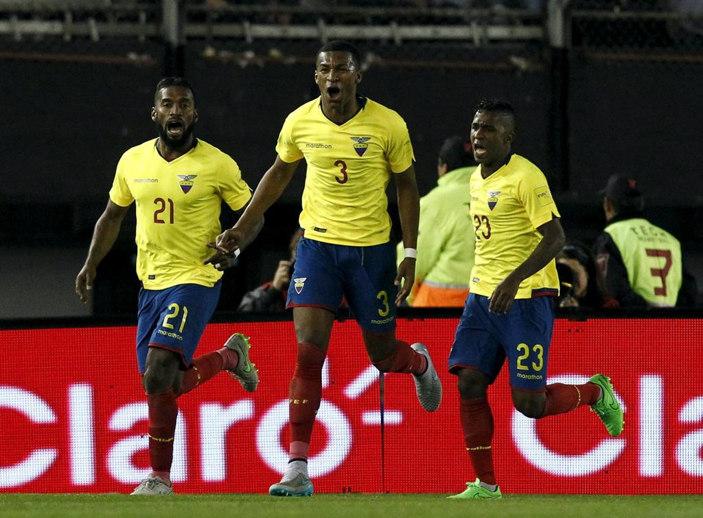 O zagueiro Erazo, do Grêmio, festeja o primeiro gol do Equador na inesperada vitória sobre a Argentina, fora de casa. | Enrique Marcarian/Reuters