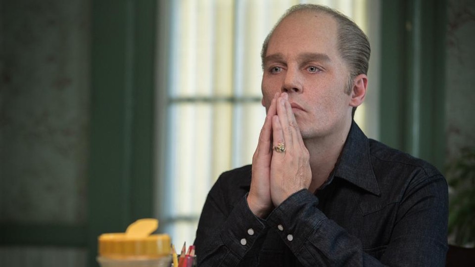 Johnny Depp e sua caracterização peculiar em “Aliança do Crime” | Claire Folger/Divulgação