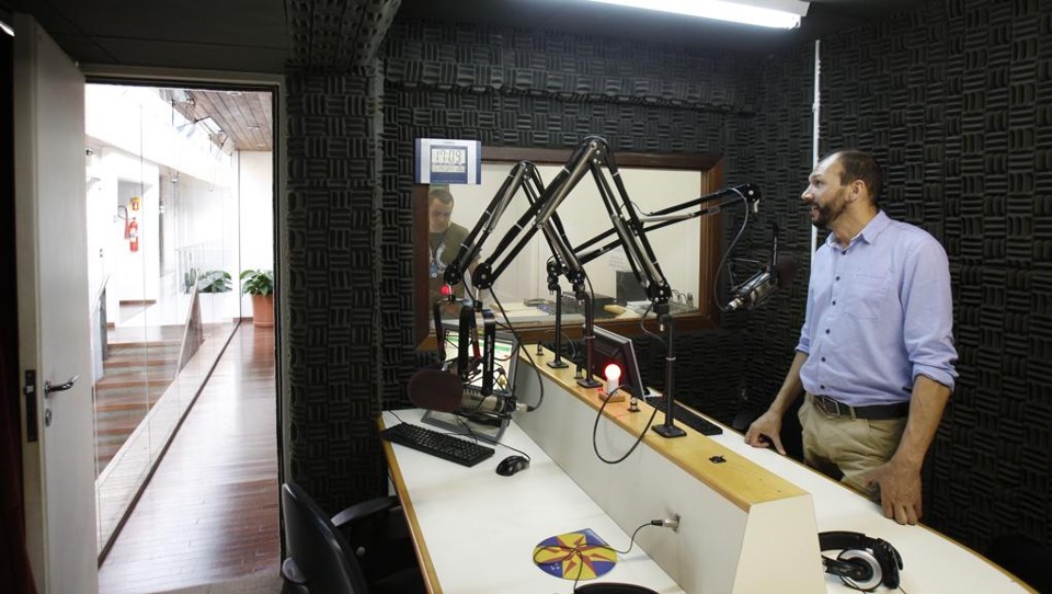 Jornalista José de Melo, diretor da rádio E-Paraná: “ilha de música de qualidade em meio àquilo que o mercado impõe”. | Daniel Castellano/Gazeta do Povo