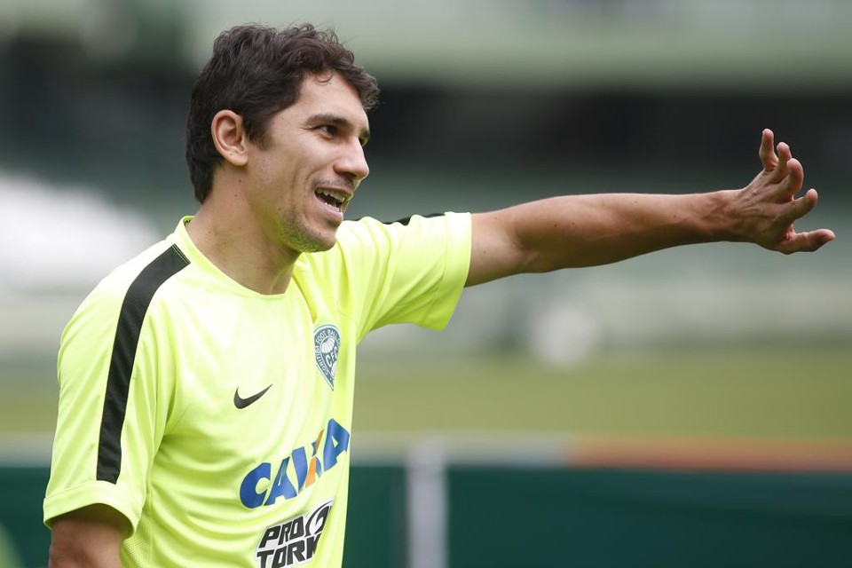 Lúcio durante o treino desta sexta-feira no Couto. | Henry Milleo/Gazeta do Povo