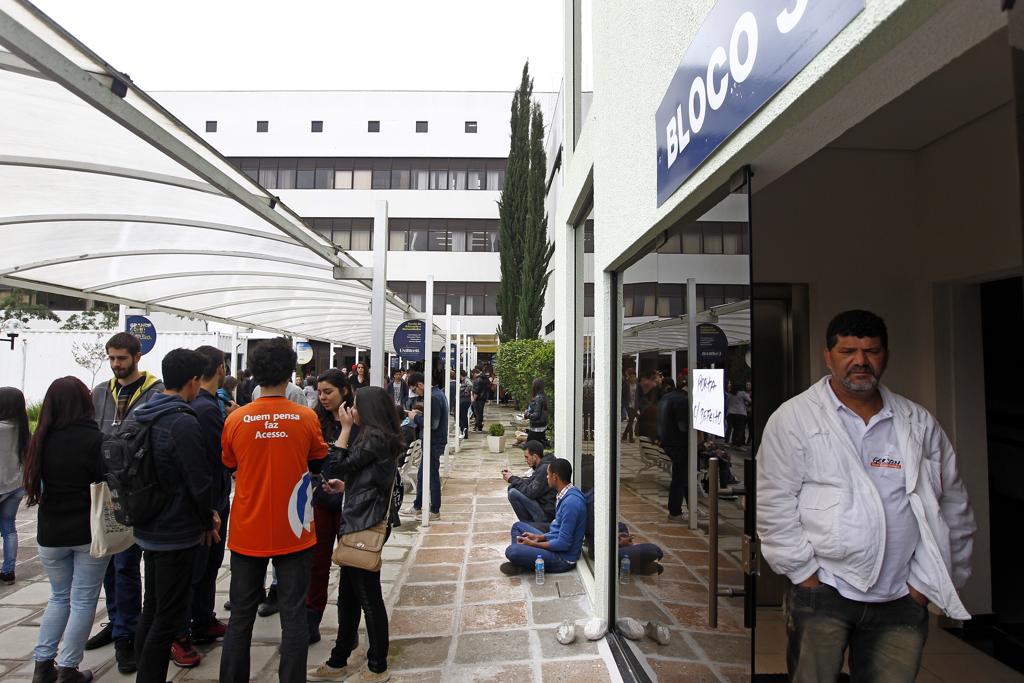 Estudantes se mobilizaram neste domingo (25) para o segundo dia de provas do Enem | Antônio More/Gazeta do Povo