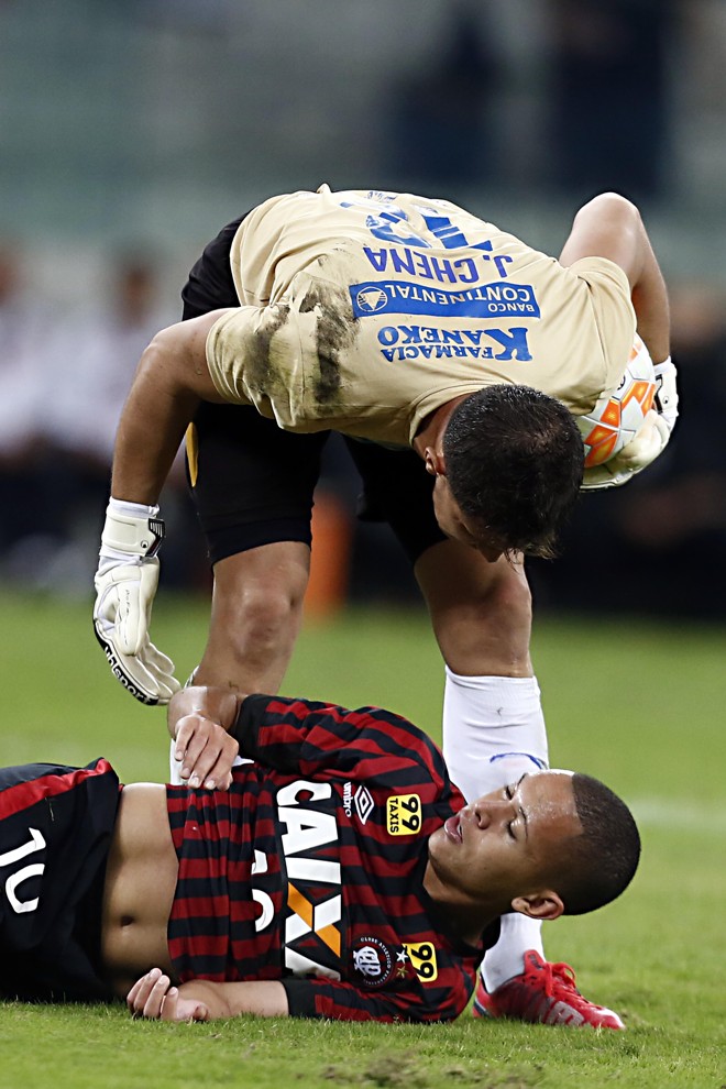 Goleiro Chena dá bronca em Marcos Guilherme após bola dividida na área do Luqueño. | Foto: Albari Rosa/Gazeta do Povo