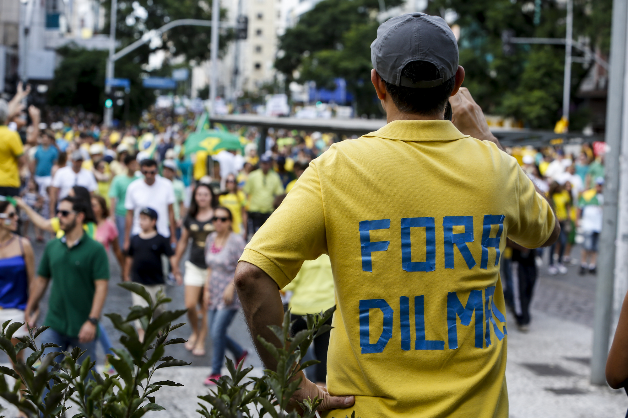 Manifestante pede a saída de Dilma durante protesto em Curitiba: adiamento do pedido. | Henry Milleo/Gazeta do Povo