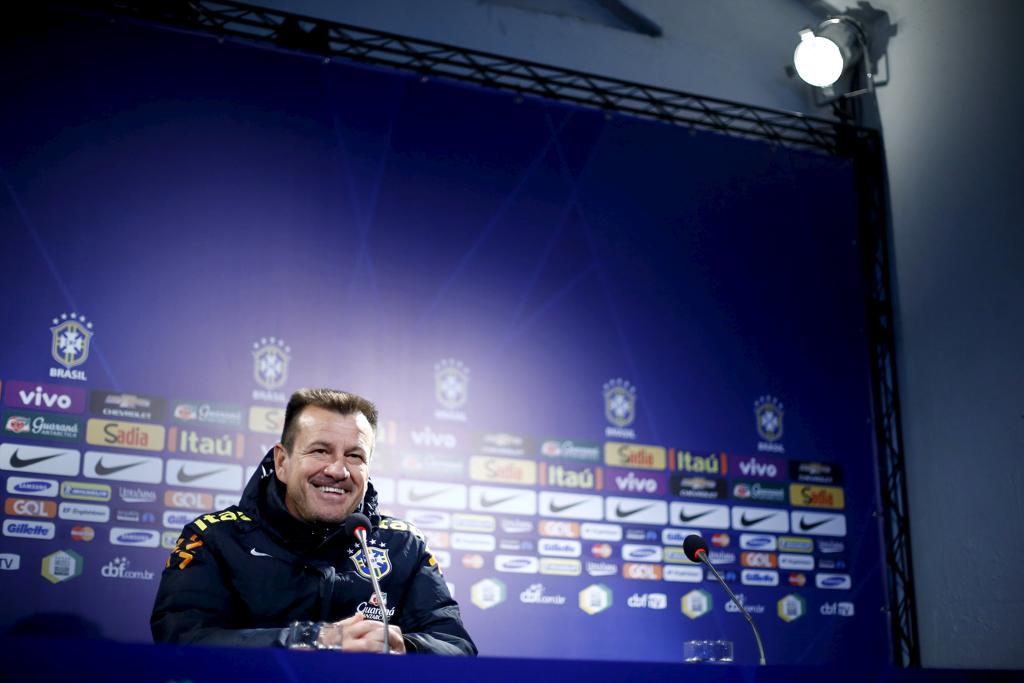 O técnico Dunga promete a seleção brasileira pronta para atacar e surpreender o Chile para começar bem as Eliminatórias para 2018. | Ivan Alvarado/Reuters