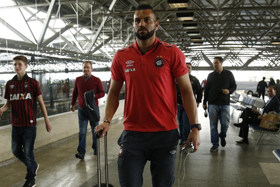 Weverton no embarque para o Paraguai: se não sofrer gol, Atlético volta classificado | Hugo Harada/Gazeta do Povo