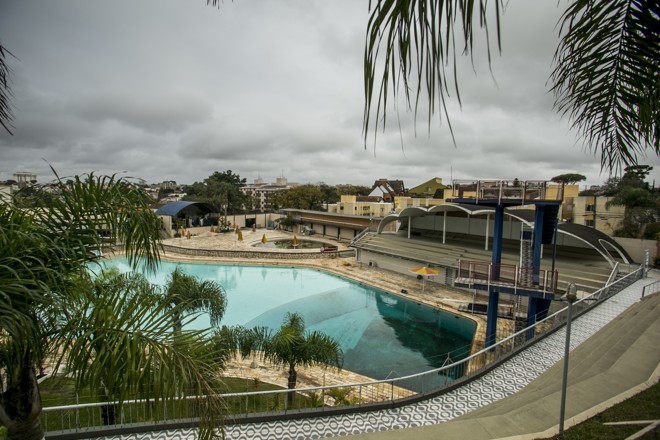 Vista aérea da principal piscina da Kennedy. Parte mais funda atraia show de acrobacias com os chamados aqualoucos. | Marcelo Andrade/Gazeta do Povo