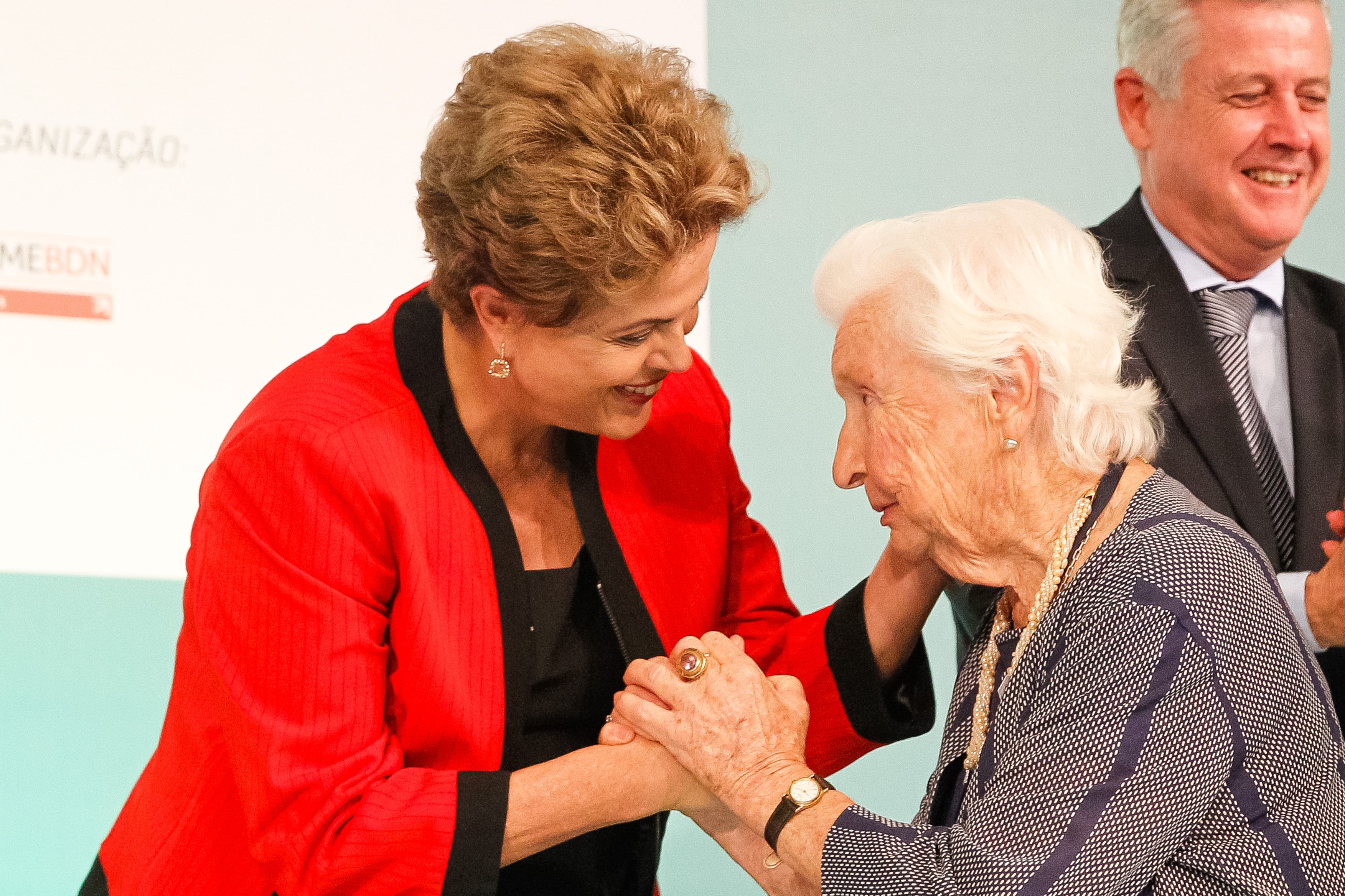 Dilma cumprimenta simpatizante no congresso de radiodifusão: golpismo. | Roberto Stuckert Filho/ PR