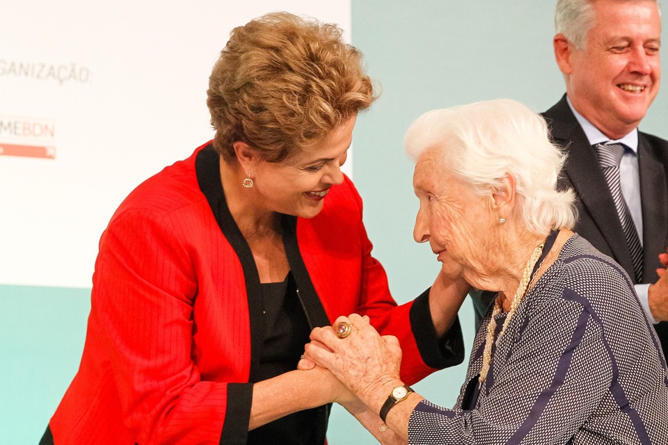 Dilma cumprimenta simpatizante no congresso de radiodifusão: golpismo. | Roberto Stuckert Filho/ PR