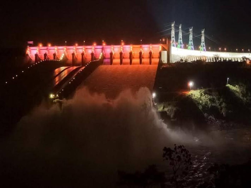 Vertedouro foi aberto na noite de sexta-feira | Alexandre Marchetti/Divulgação/Itaipu