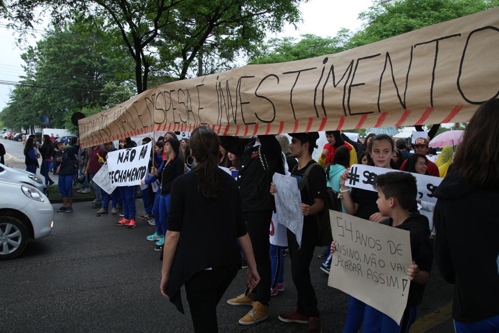 Alunos da Escola Nossa Senhora de Fátima, no bairro Tarumã, protestaram na quinta-feira (29) contra estudos do governo estadual. | Aniele Nascimento/Gazeta do Povo
