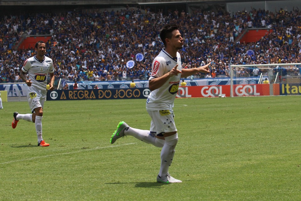 Willian balanou as redes duas vezes e foi o nome do jogo na vitória do Cruzeiro contra o Fluminense | Doug Patrício/Folhapress