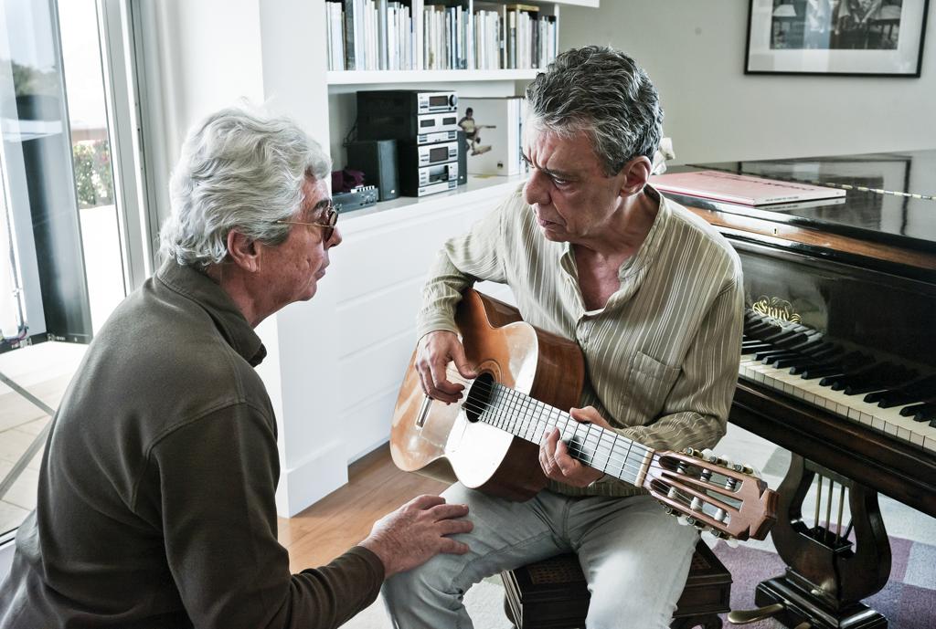 O cineasta Miguel Faria Jr. também diretor do documentário “Vinicius”, sobre o poetinha, conversa com Chico Buarque: documentário intimista investiga um dos artistas mais prolíficos do país. | Zeca Guimarães/Divulgação