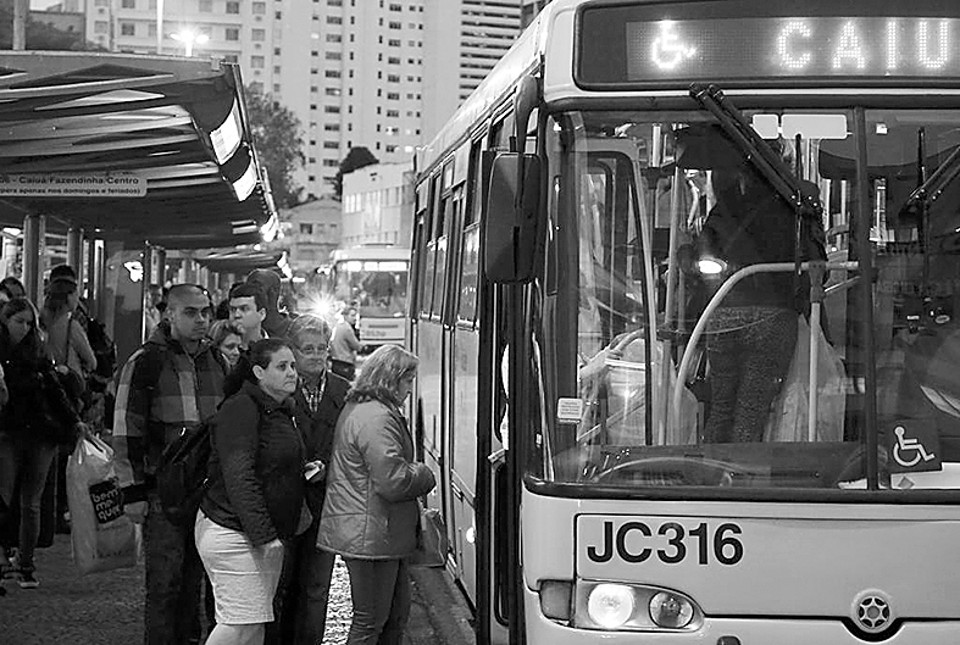 Contrato estabelece idade média da frota em 5 anos e máxima de 10 anos | Pedro Serapio/Gazeta do Povo
