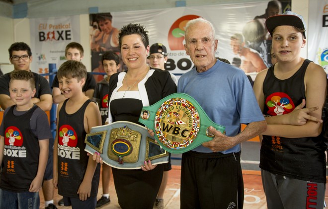 Rosilete dos Santos e Éder Jofre entre as crianças do projeto de boxe em São José dos Pinhais. | Hugo Harada/Gazeta do Povo