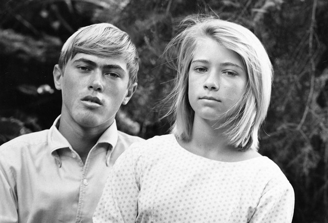 Ela ao lado do irmão Keller, diagnosticado com esquizofrenia. | Divulgação