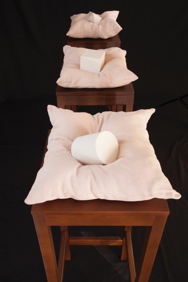 A almofada não é fofa na obra em cerâmica de Eduardo Freitas. |