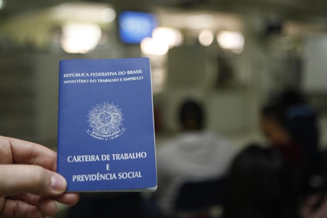 No acumulado dos últimos 12 meses, o país fechou 1,24 milhão de vagas | Aniele Nascimento/Gazeta do Povo