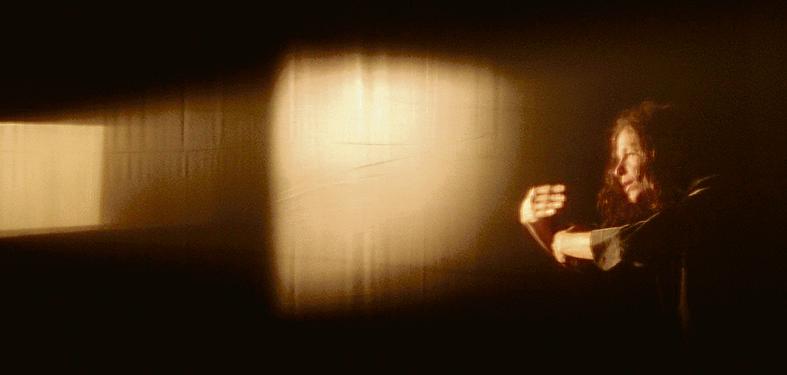 Olga em cena em “Passio”: pesquisa de movimento. | Elenize Dezgeniski/Divulgação