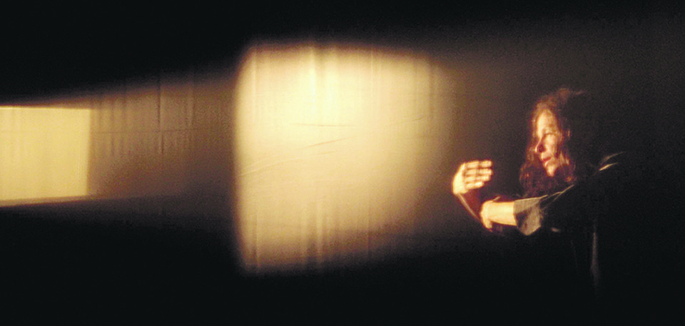 Olga em cena em “Passio”: pesquisa de movimento. | Elenize Dezgeniski/Divulgação