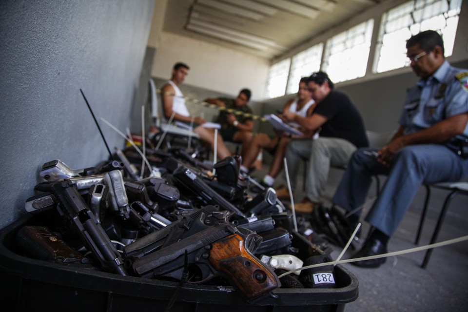 A venda de armas passa a ser permitida para pessoas com 21 anos e não mais 25 como é agora. | Raphael Alves/ TJAM