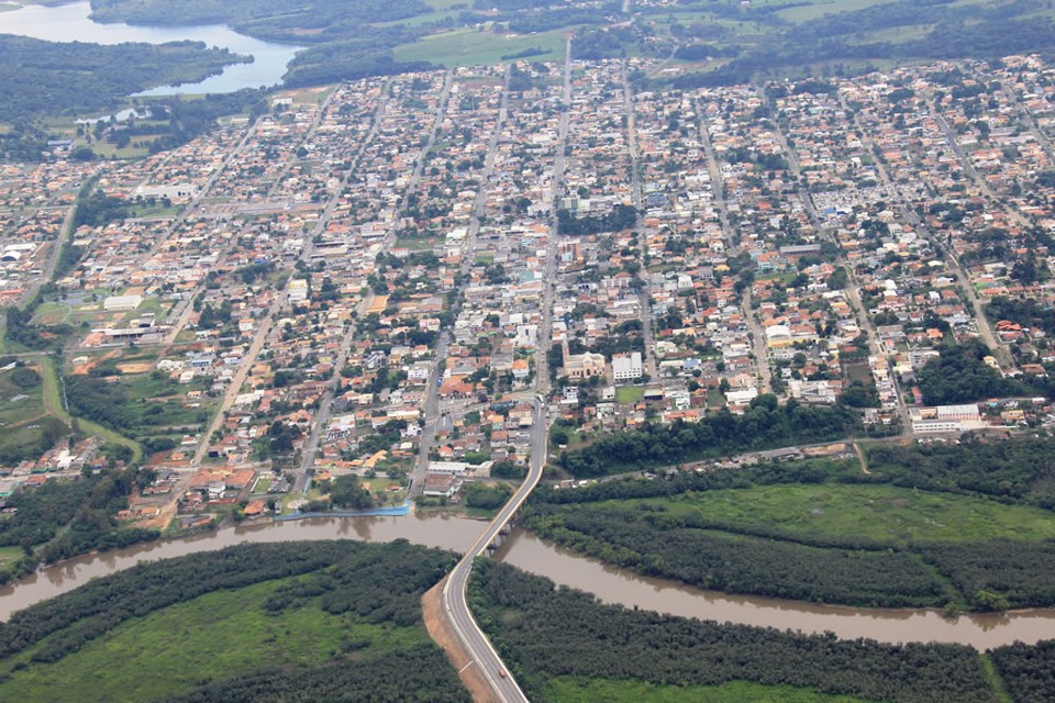 Numa votação que mobilizou a cidade, localizada a 160 km de Curitiba, o Legislativo local aprovou a redução dos salários do prefeito, vice, secretários municipais e dos vereadores . | /