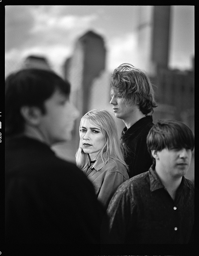 Com Thurston Moore (com quem foi casada por 27 anos) e os parceiros de barulho. | George Holz/Divulgação