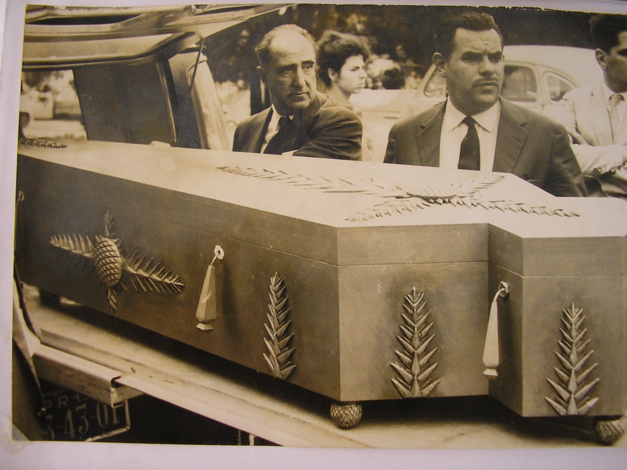 Registro do enterro de Oswald Lopes: caixão em forma de pinhão | Acervo Cássio Santos Lopes