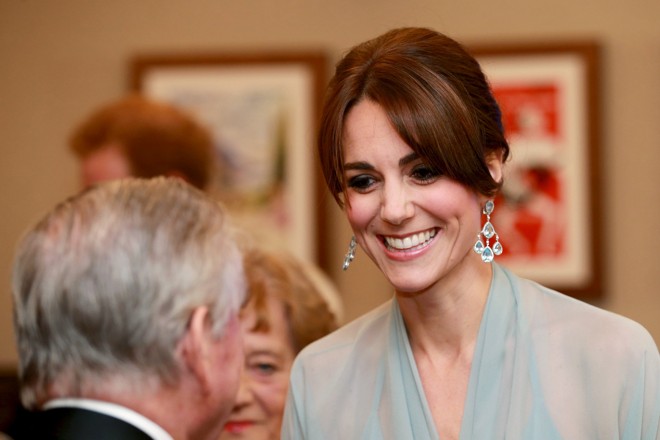 Kate Middleton sorri. |