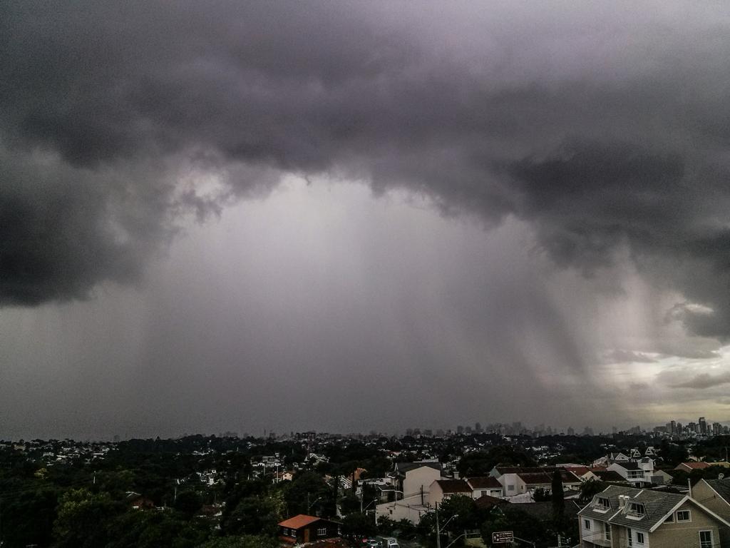 Tempestades podem se formar entre a tarde e a noite desta sexta (2) | Daniel Castellano/Gazeta do Povo