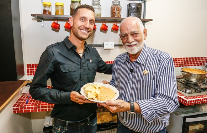 Com uma aula-show seguida de noite de autógrafos, o escritor DeRose (à dir.) lançou seu mais recente livro, Método de Boa Alimentação, na Unidade Cabral. O empresário Malachini Dias foi o anfitrião da noite cultural e gastronômica | / Foto: Valterci Santos