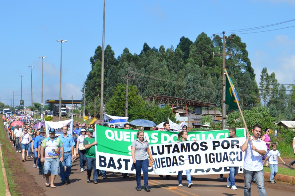 População protesta em Quedas do Iguaçu | Luiz Carlos da Cruz/Gazeta do Povo