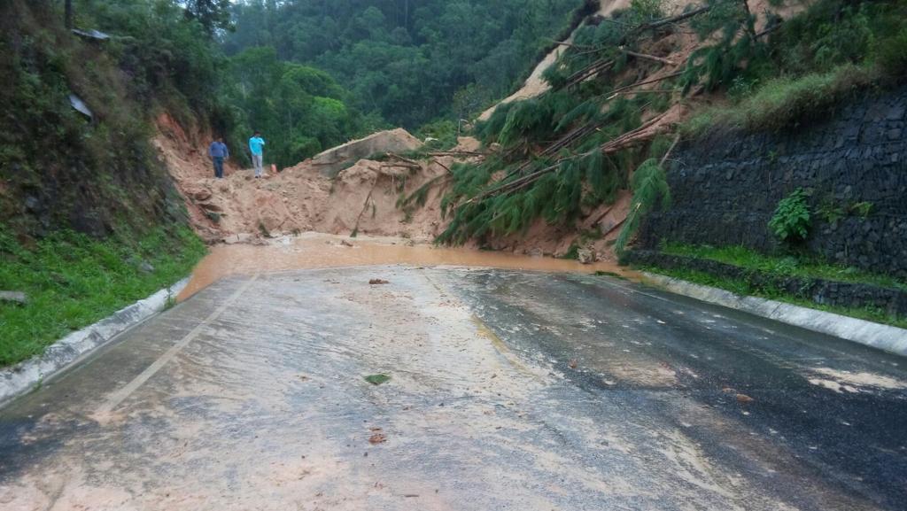 Cerca de dois mil metros cúbicos de terra bloqueiam a rodovia | Nilson Pedroso/Divulgação