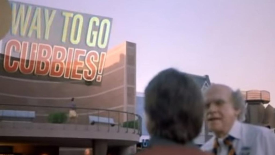 Marty McFly observa telão que parabeniza o Chicago Cubs pelo título da World Series em 2015 no filme De Volta para o Futuro 2. | Reprodução