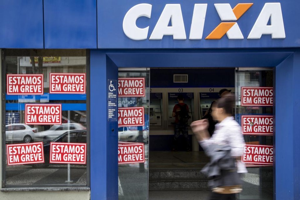 Os centros administrativos e as agências do centro da capital paranaense devem ser as primeiras a parar as atividades, já no início da manhã desta terça (6) | Henry Milléo/Gazeta do Povo