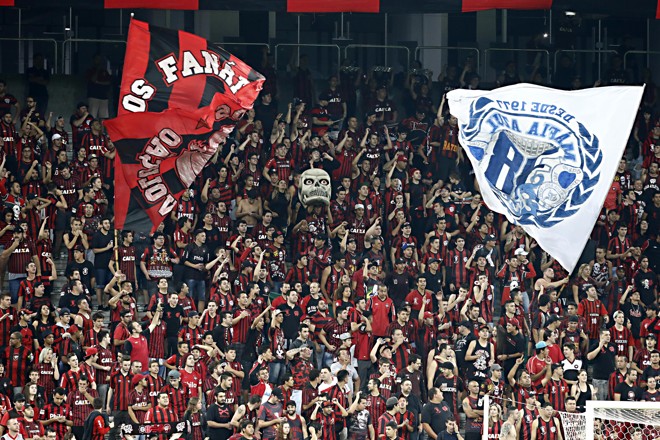 Amizade na arquibancada: como têm bom relacionamento, as organizadas Os Fanáticos, do Atlético, e Máfia Azul, do Cruzeiro, tiveram as bandeiras colocadas lado a lado na Arena da Baixada. | Albari Rosa/Gazeta do Povo