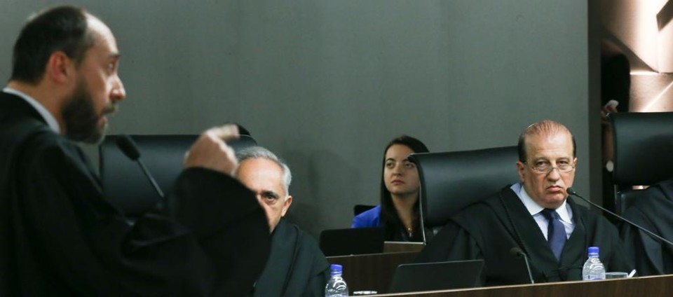 Luís Inácio Adams (de dedo em riste), da AGU, é observado pelo ministro relator das contas de Dilma, Augusto Nardes (dir.), que recomendou a desaprovação: briga vai parar no Supremo. | Lula Marques/Agência PT