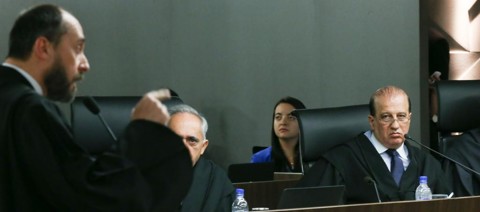 TCU desaprova contas de Dilma; Planalto tentará anular a decisão no STF Luís Inácio Adams (de dedo em riste), da AGU, é observado pelo ministro relator das contas de Dilma, Augusto Nardes (dir.), que recomendou a desaprovação: briga vai parar no Supremo. | Lula Marques/Agência PT