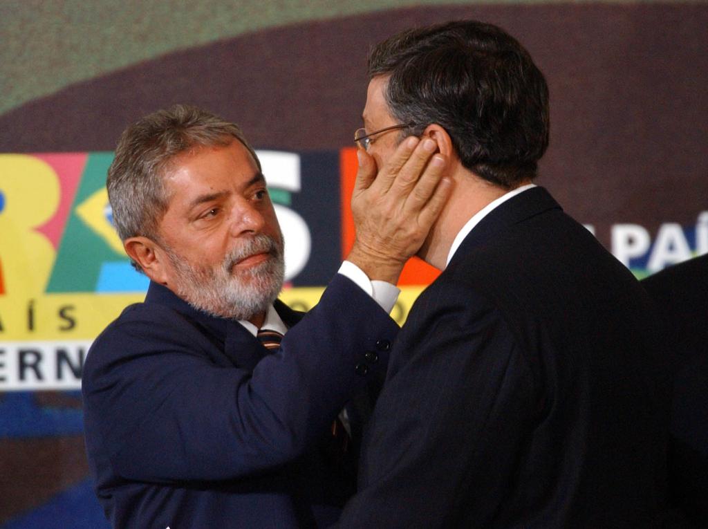 Lula (à esq.) e Palocci, na despedida do último do ministério da Fazenda, em 2006 | Marcello Casal Júnior/Agência Brasil/Arquivo