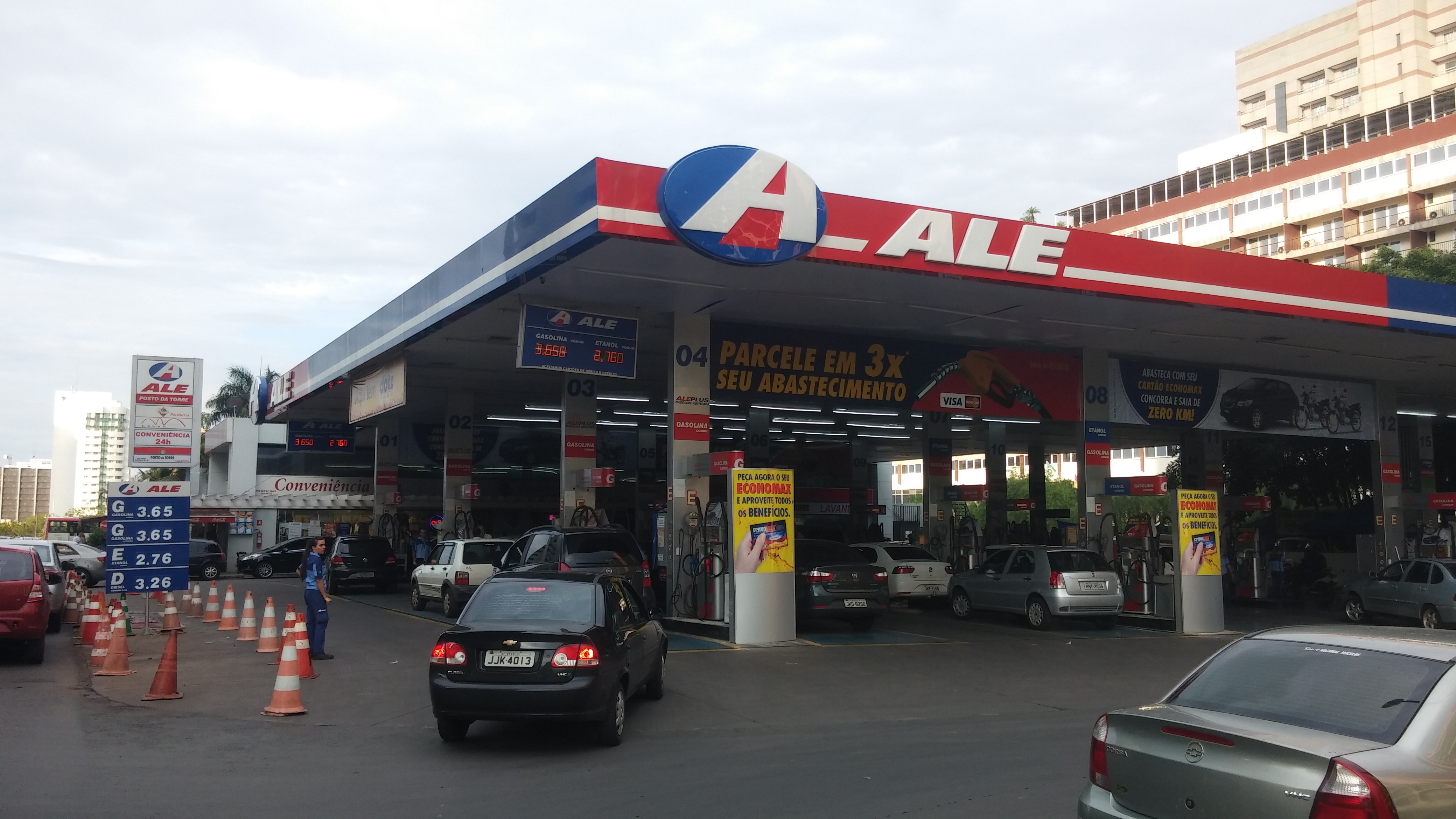 O posto Chater continua a funcionar e sempre está movimentado devido à gasolina barata. | André Gonçalves/Gazeta do Povo