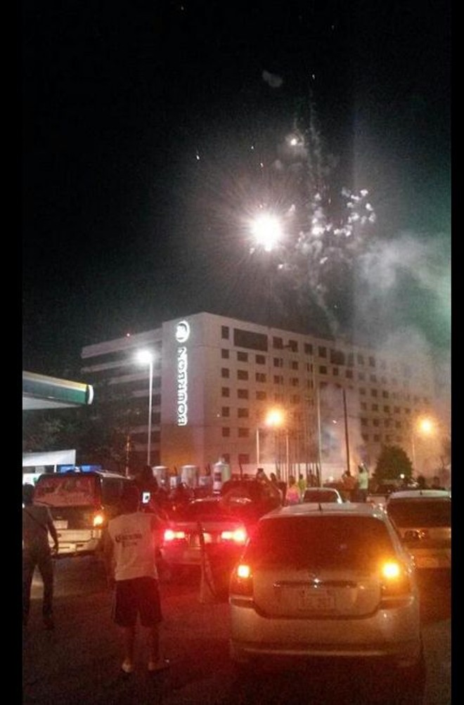 Torcedores se concentram em frente ao hotel do Atlético durante a madrugada. | 