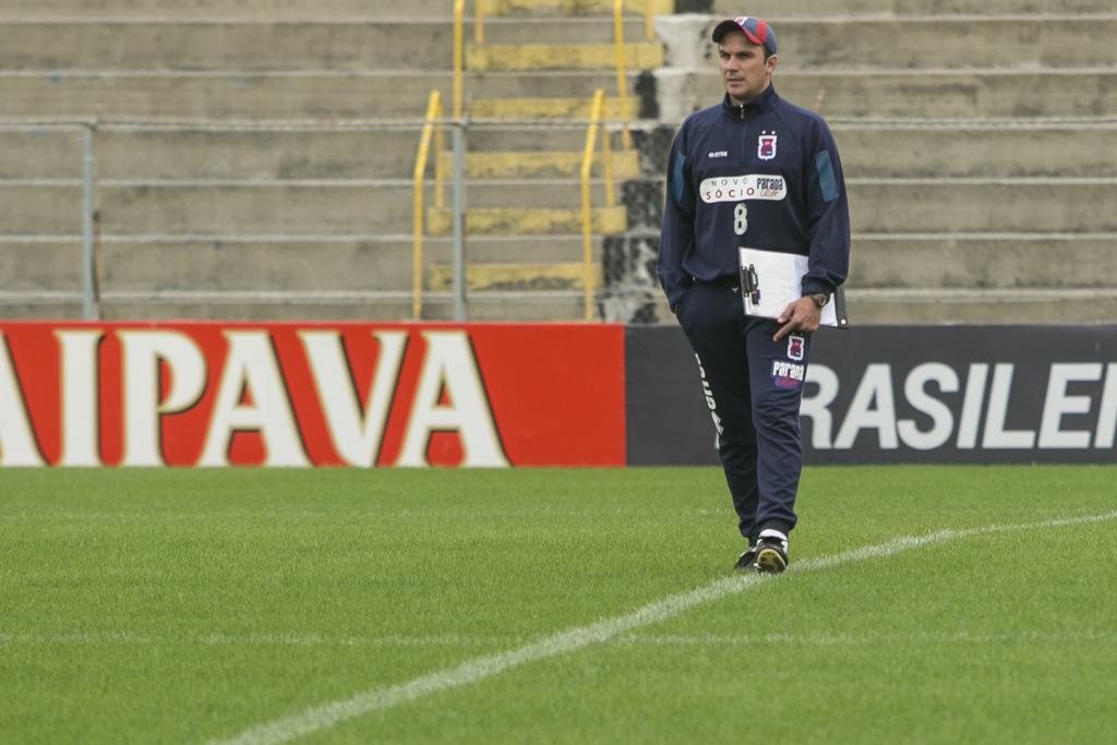 Técnico interino Fernando Miguel espera contar com o apoio da torcida na Vila Capanema diante do Oeste. | Marcelo Andrade/Gazeta do Povo