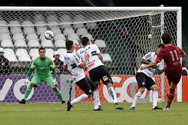 Alexandre Pato bate para marcar o gol da vitória do São Paulo sobre o Coritiba. | Albari Rosa/Gazeta do Povo