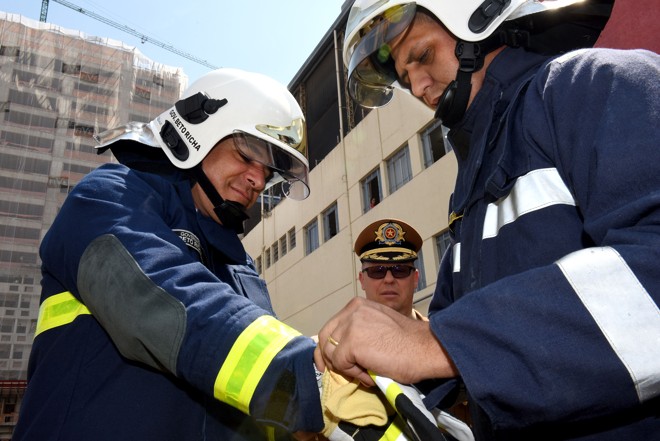 ... a luva da mão direita... | Ricardo Almeida/ANPr/Fotos Públicas