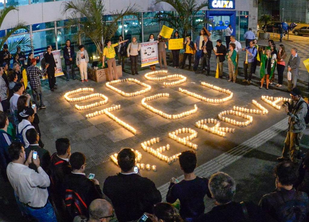 Manifestantes contrários ao governo de Dilma Rousseff fizeram uma manifestação na segunda-feira à noite pedindo que o TCU reprove as contas da presidente. | Guga Gerchman/Folhapress