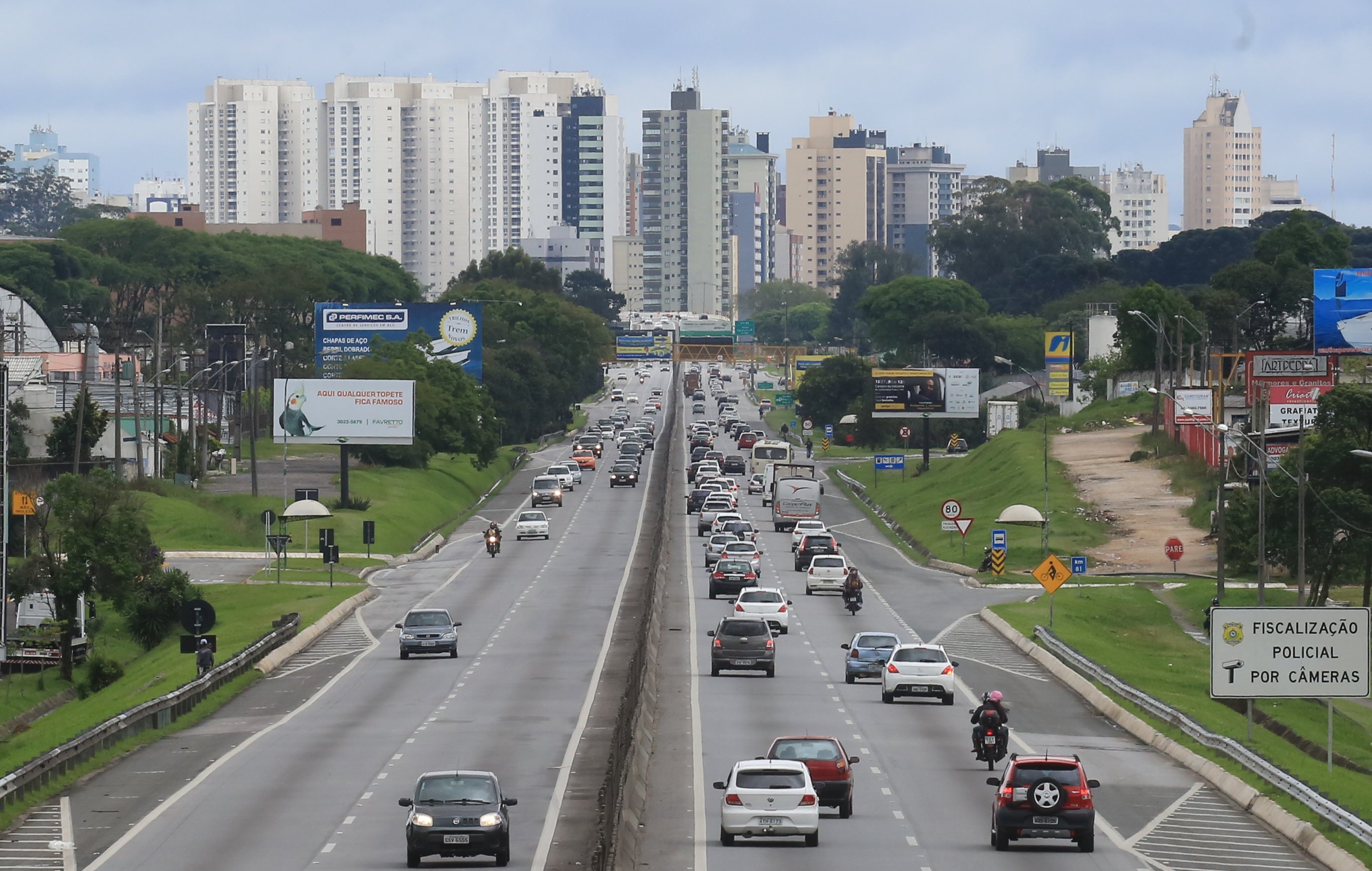 BR-277 sentido Curitiba registrou fluxo cinco vezes maior do que o normal na tarde de ontem. | Ivonaldo Alexandre/Gazeta do Povo