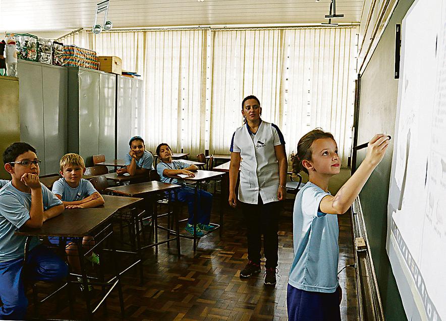 Aluna da Escola Profª Adelaide Thomé Chamma na lousa digital: mais interesse no conteúdo. | Josué Teixeira/Gazeta do Povo